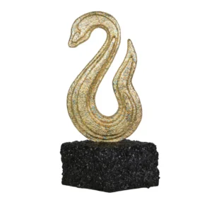 Figurina di serpente dorato con base in scaglie di marmo